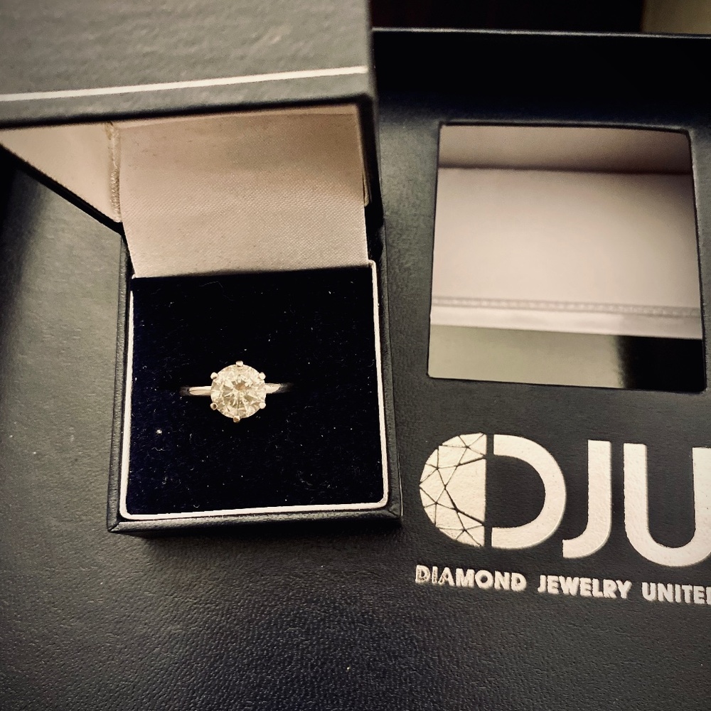 Engagement diamond ring